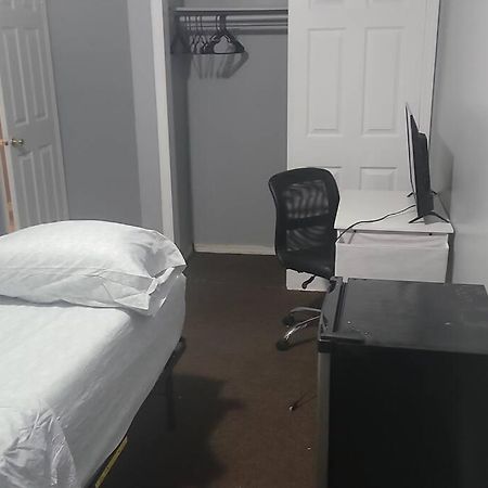 Room In A Beach House With King Size Bed In A Landlord Hosted Three Bedroom Apartment New York Exterior foto